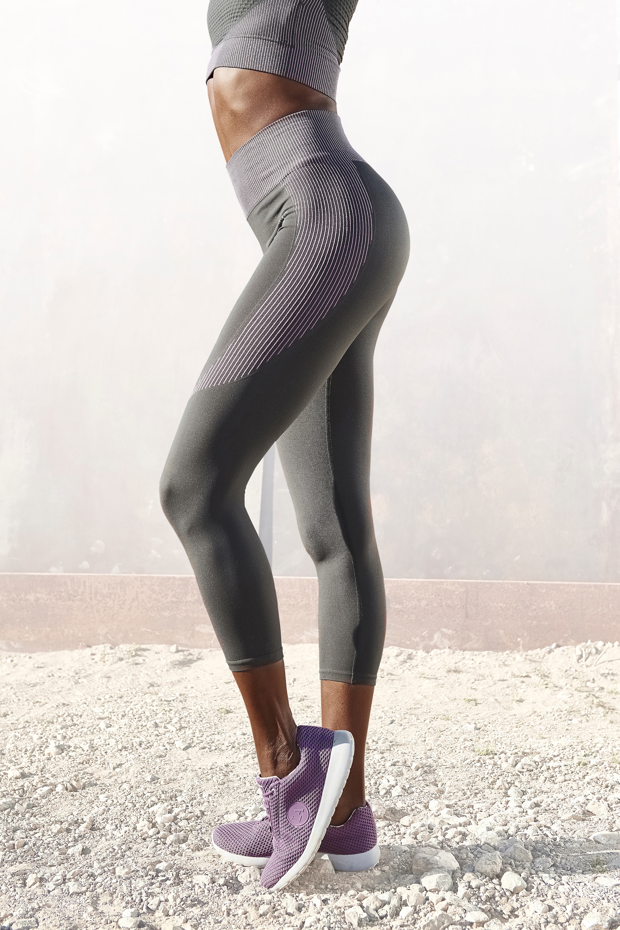 Image of LASCANA ACTIVE Seamless Caprileggings, mit Kontrasteinsätzen