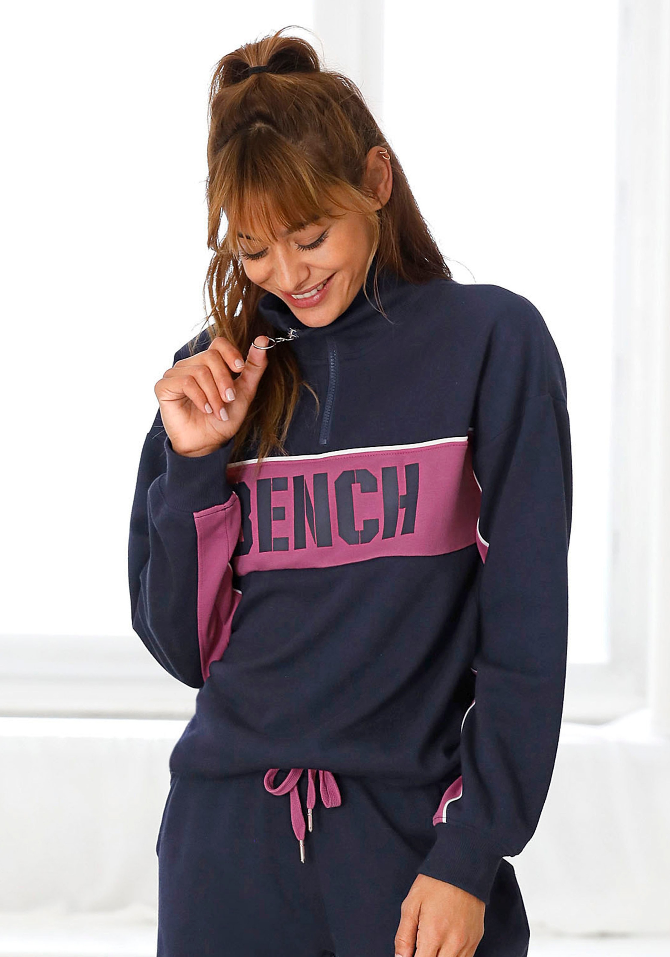Image of Bench. Sweatshirt, im Color-Blocking Design mit Logoprint