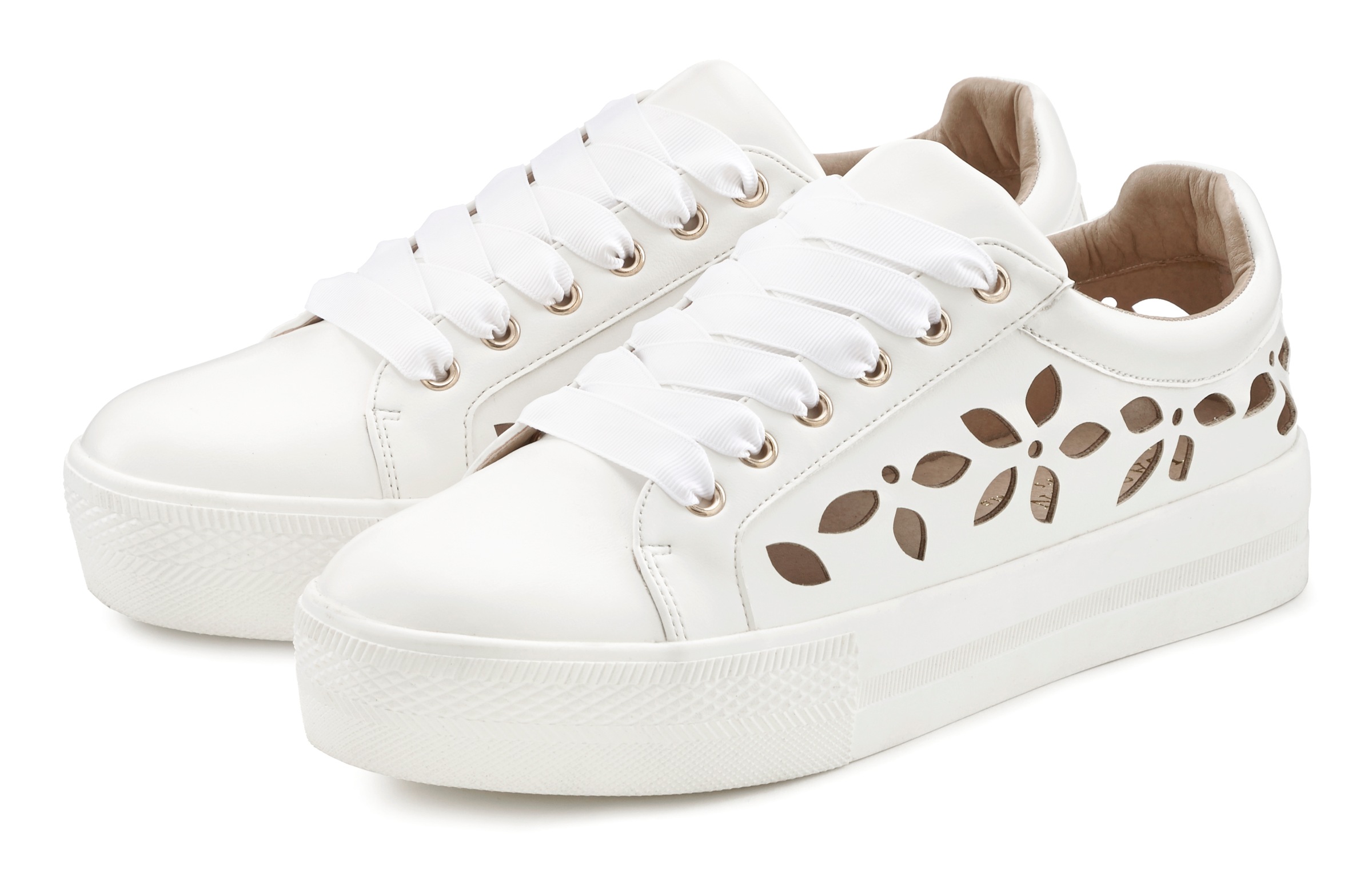 Image of LASCANA Sneaker, mit kleinen Cut-Outs VEGAN