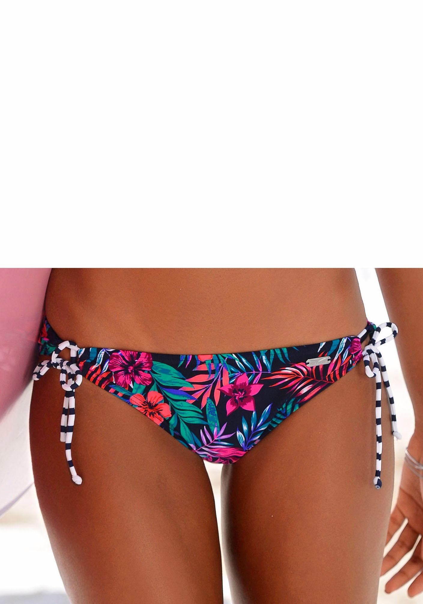 Xtra günstig Kaufen-Venice Beach Bikini-Hose »Summer«. Venice Beach Bikini-Hose »Summer« <![CDATA[Bikini-Hose von Venice Beach. Im modischen Mustermix. Hose seitlich zu binden. Obermaterial: 80% Polyamid, 20% Elasthan LYCRA® XTRA LIFE™. Futter: 100% Po