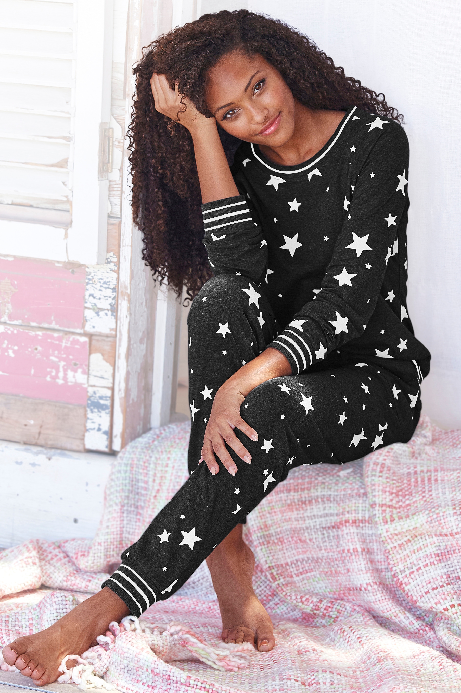 mit Mia günstig Kaufen-Vivance Dreams Pyjama, (2 tlg.), mit Sternedruck. Vivance Dreams Pyjama, (2 tlg.), mit Sternedruck <![CDATA[Pyjama aus 60%Baumwolle (CmiA) und 40% Polyester.]]>. 