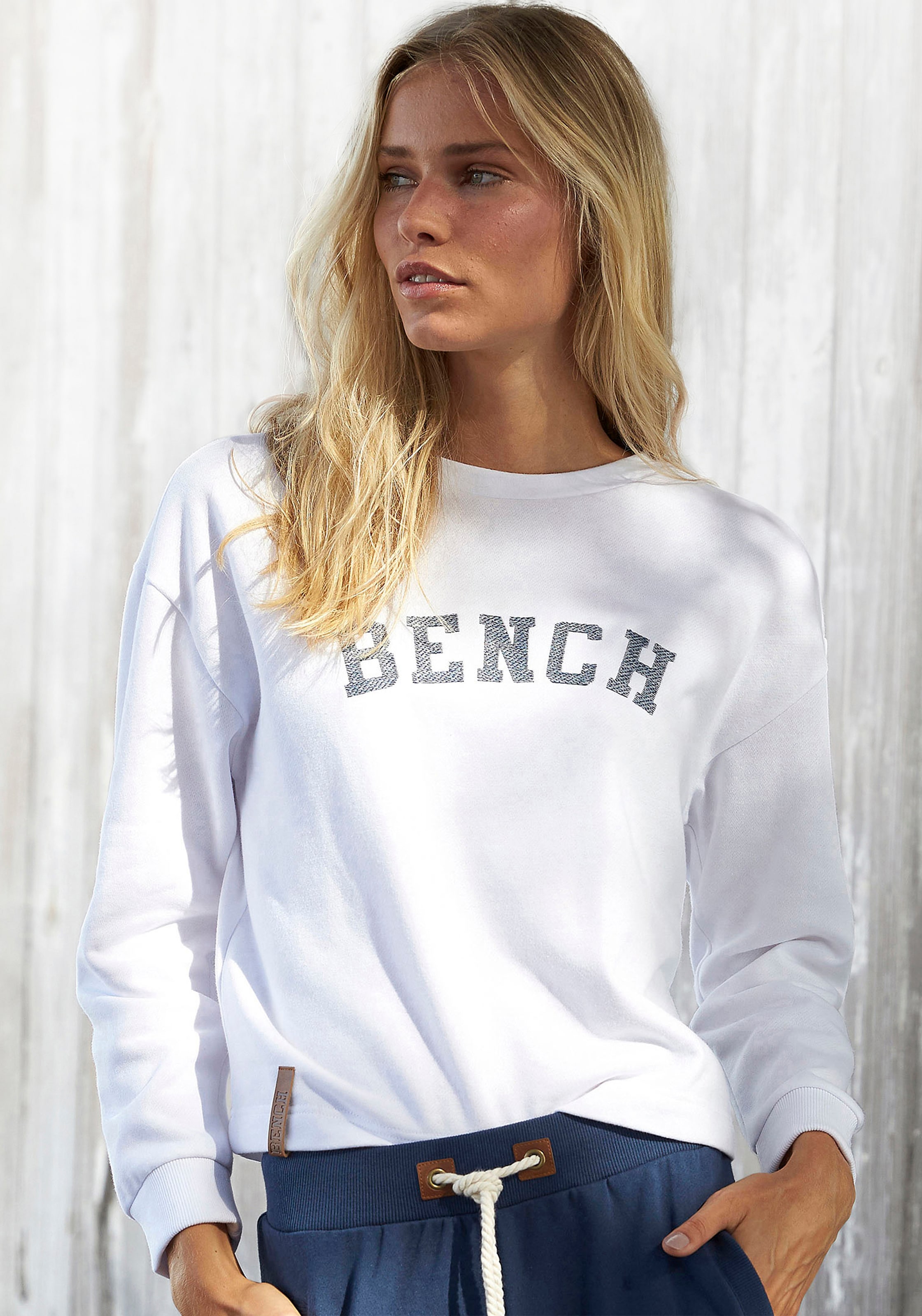 Image of Bench. Sweatshirt, in Cropped-Form mit Logostickerei