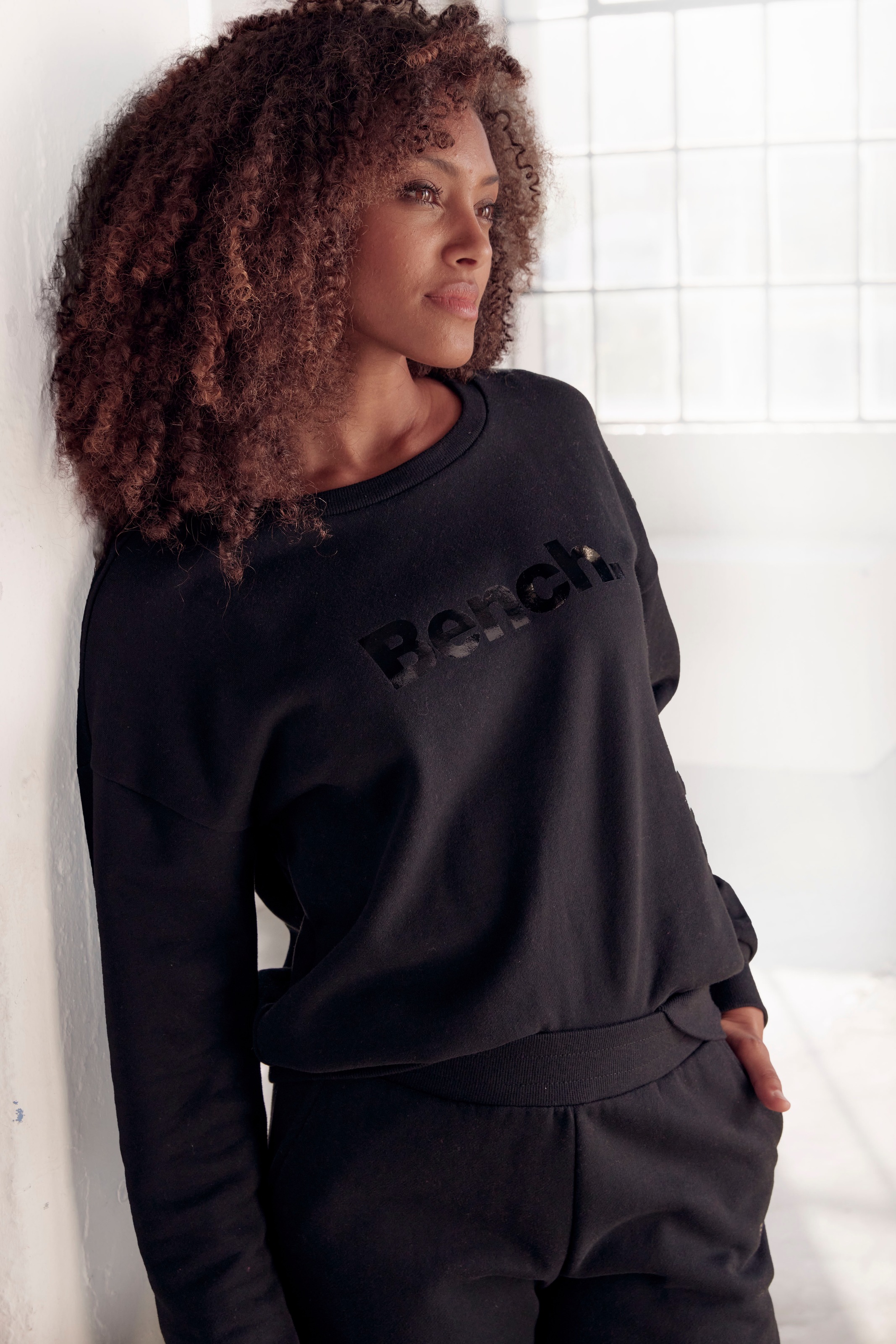 Bench. Loungewear Sweatshirt »-Loungeshirt«, mit glänzendem Logodruck, Loungewear, Loungeanzug