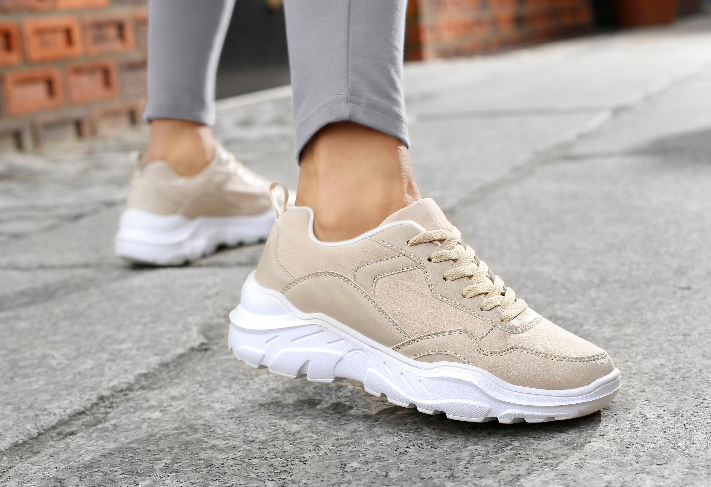 Aus der günstig Kaufen-LASCANA Sneaker, mit ultraleichter Chunky Sohle und weicher Innensohle. LASCANA Sneaker, mit ultraleichter Chunky Sohle und weicher Innensohle <![CDATA[Sneaker im sportiven Look von LASCANA. Obermaterial aus Textil und Lederimitat, Futter und Decksohle au