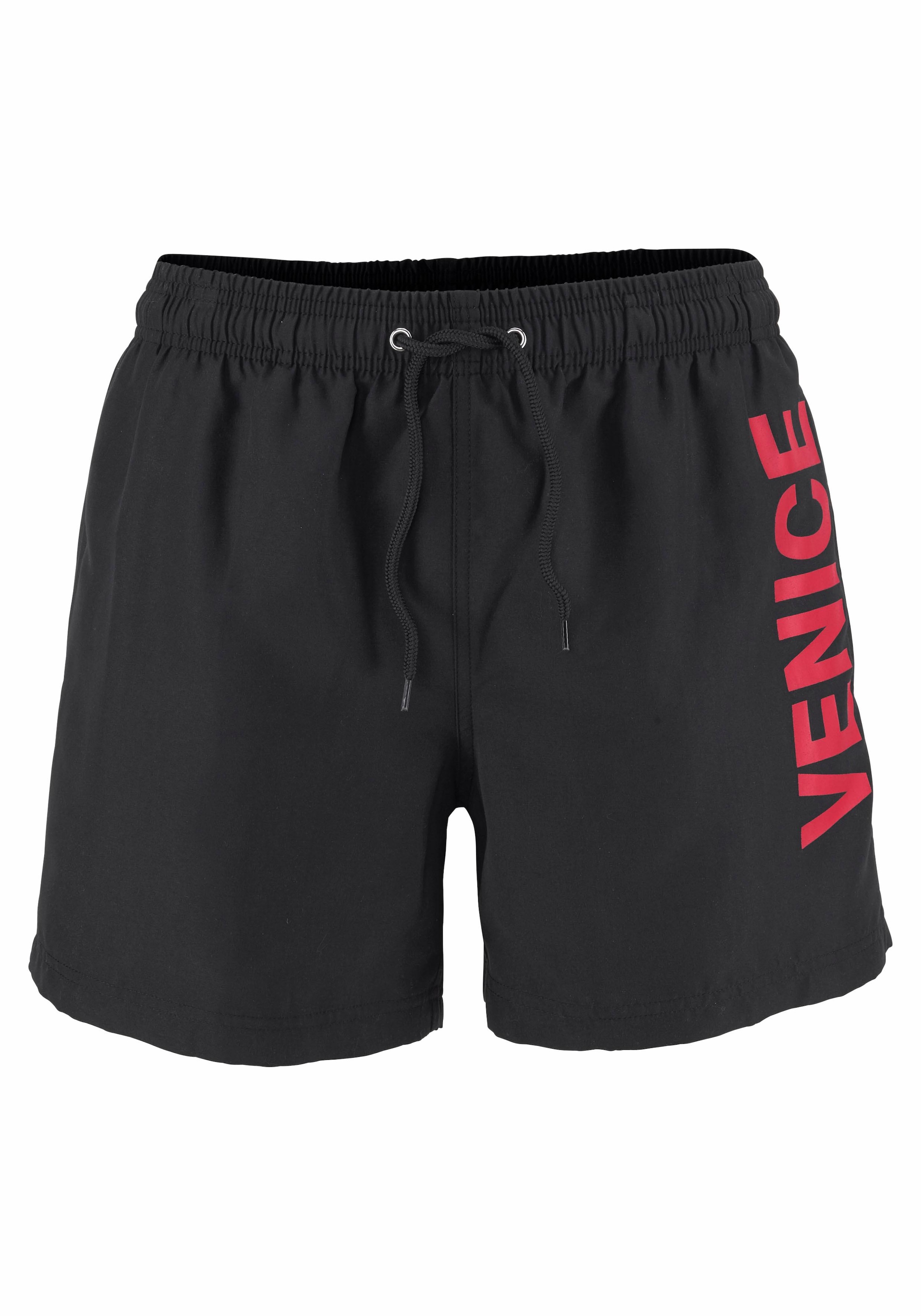 Gross Und günstig Kaufen-Venice Beach Badeshorts, mit Logodruck. Venice Beach Badeshorts, mit Logodruck <![CDATA[Badeshorts mit grossem Logo-Schriftzug seitlich. Innenslip und kleine Innentasche. Elastischer Bund mit Aussenkordel. Seitliche Eingrifftaschen. Länge in Gr. M ca. 39