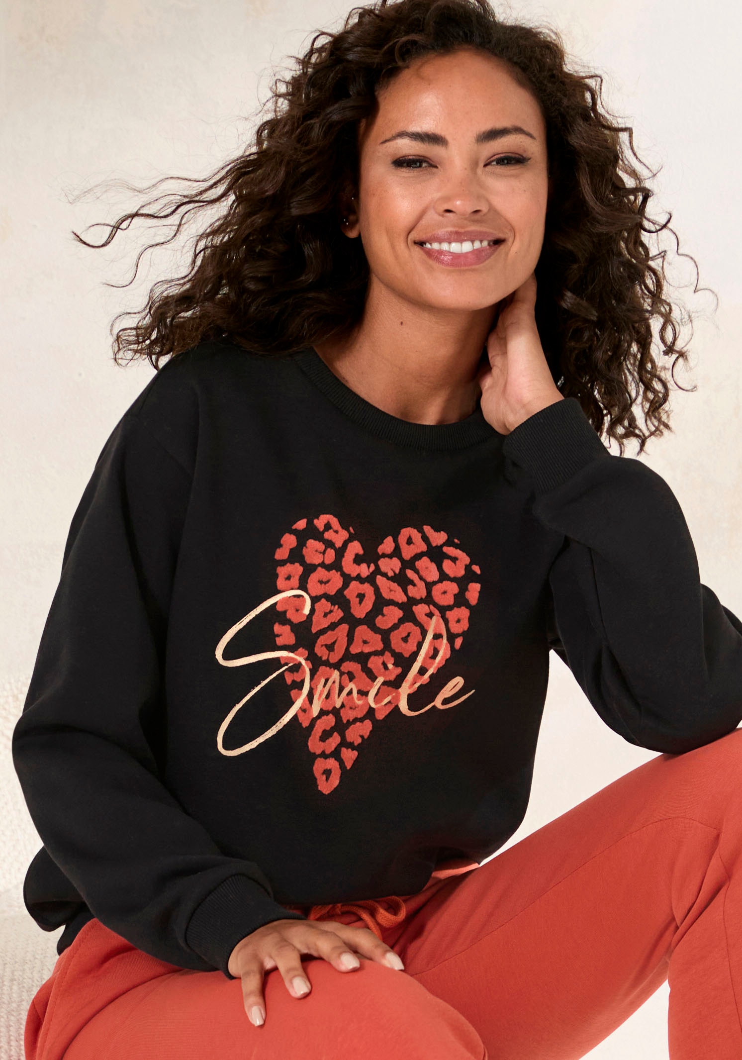 LASCANA Sweatshirt »/Loungeshirt«, mit Herz-Leo-Druck