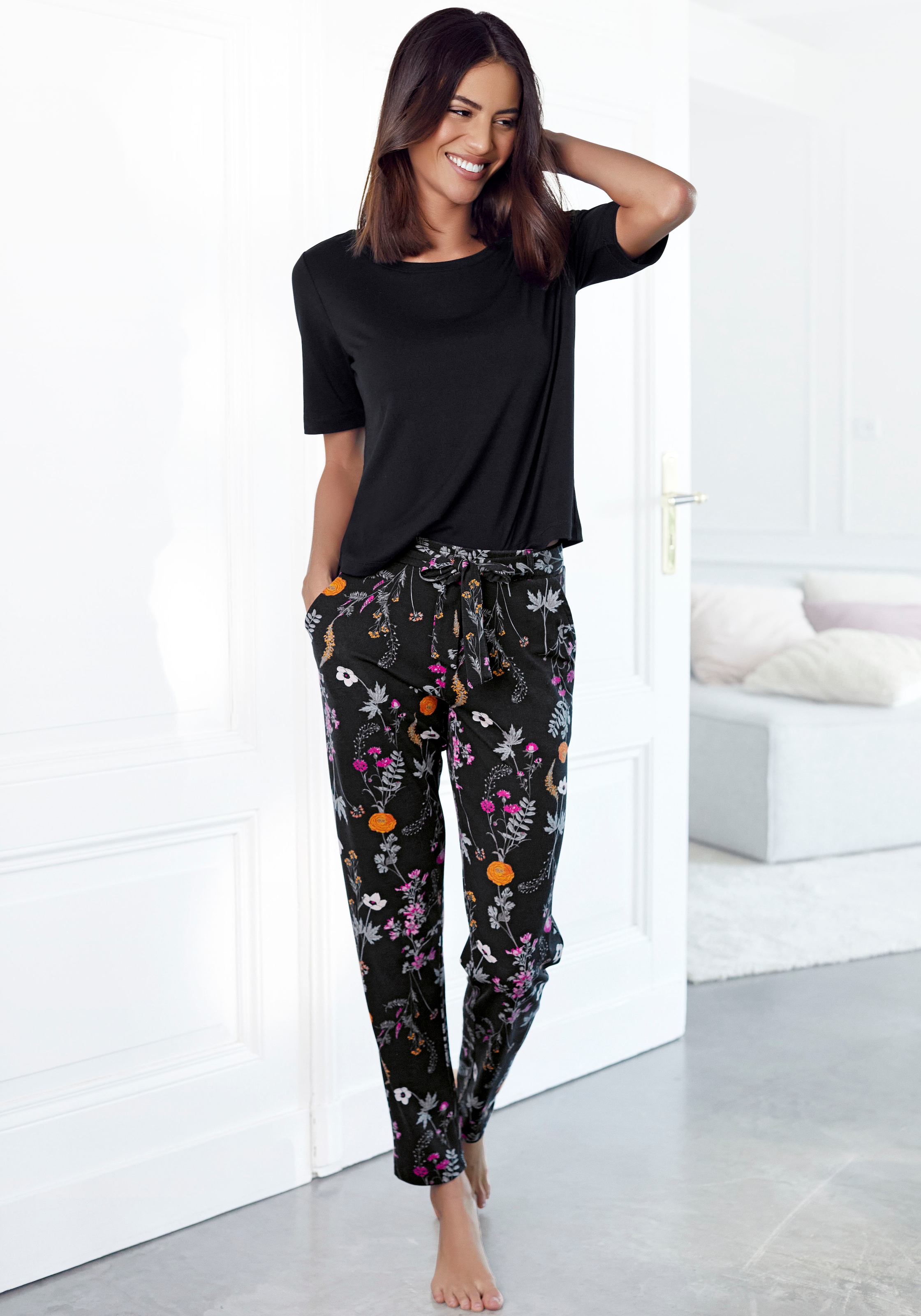 LASCANA Pyjama, (2 tlg.), mit Wildblumen Muster