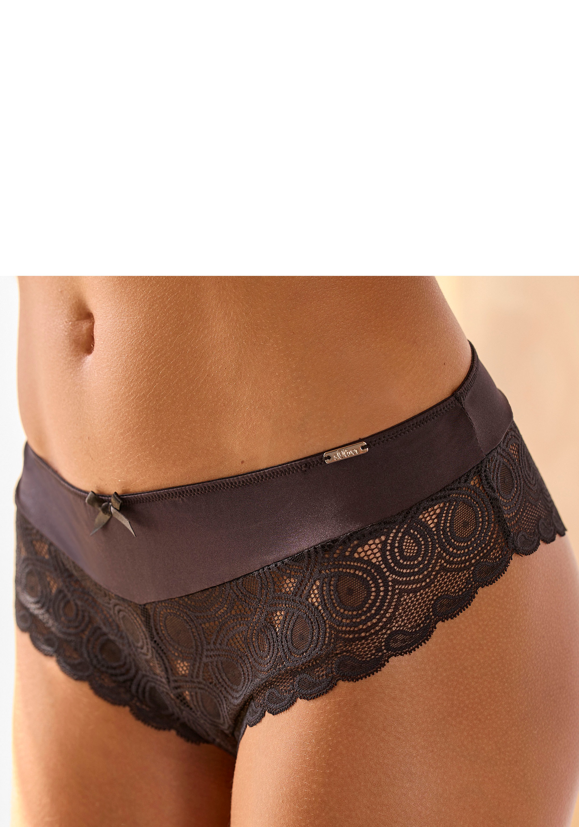 LASCANA Stringpanty, mit extravaganter Spitze und Zierschleife