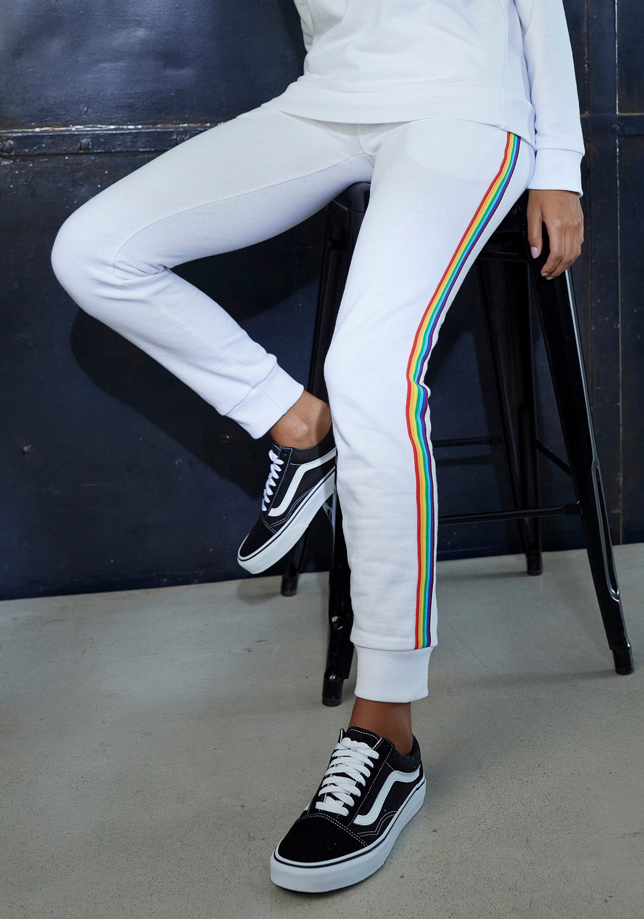Image of LASCANA Sweatpants, mit seitlichem Regenbogen Piping