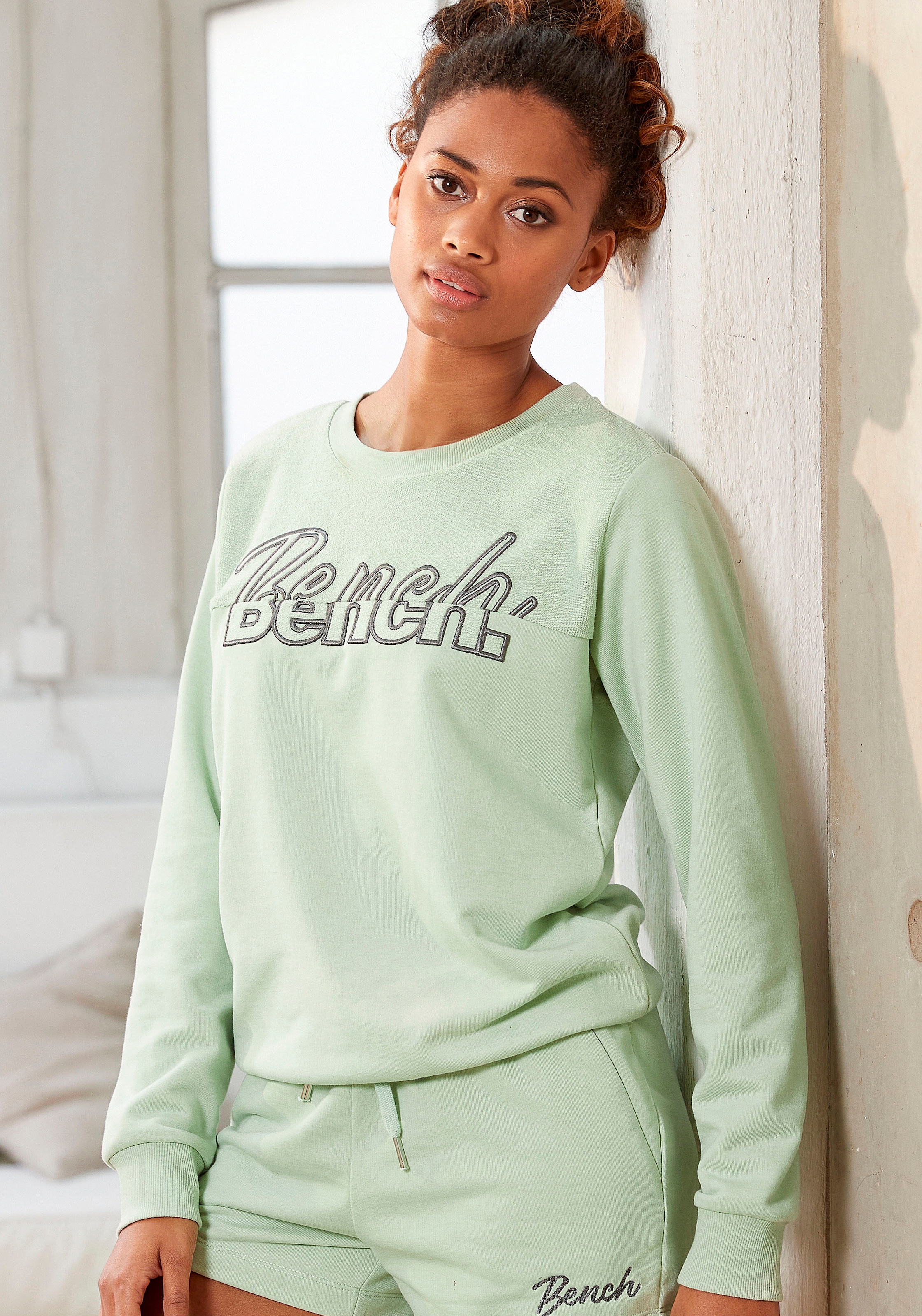 Image of Bench. Sweatshirt, mit Logostickerei