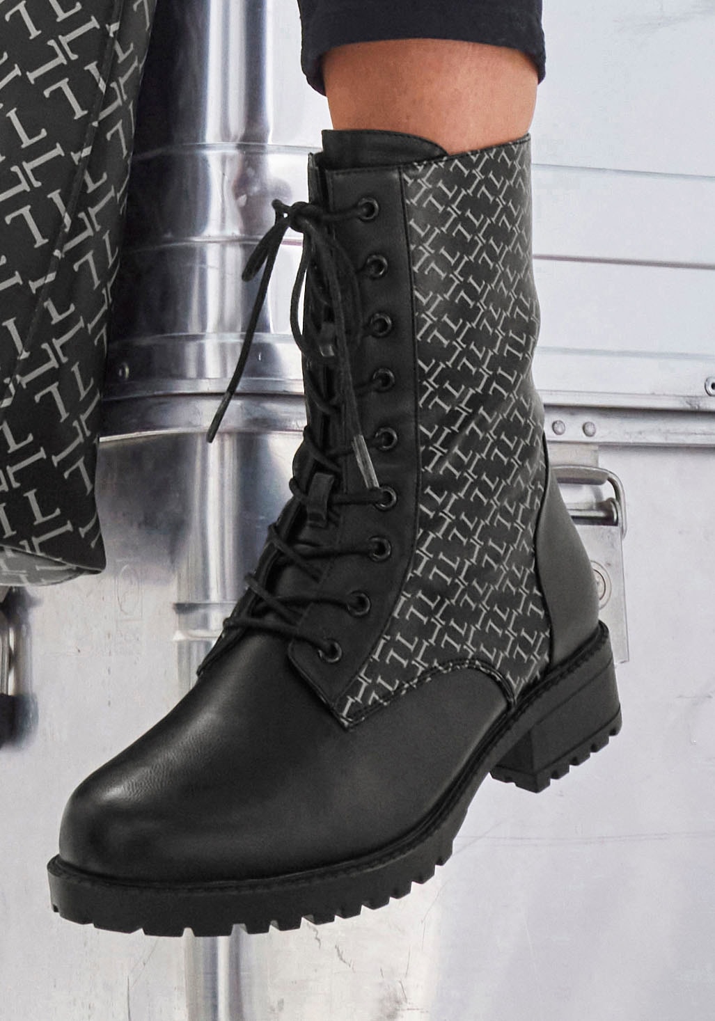 LASCANA Stiefelette, mit modischem Druck, Stiefel, Boots VEGAN