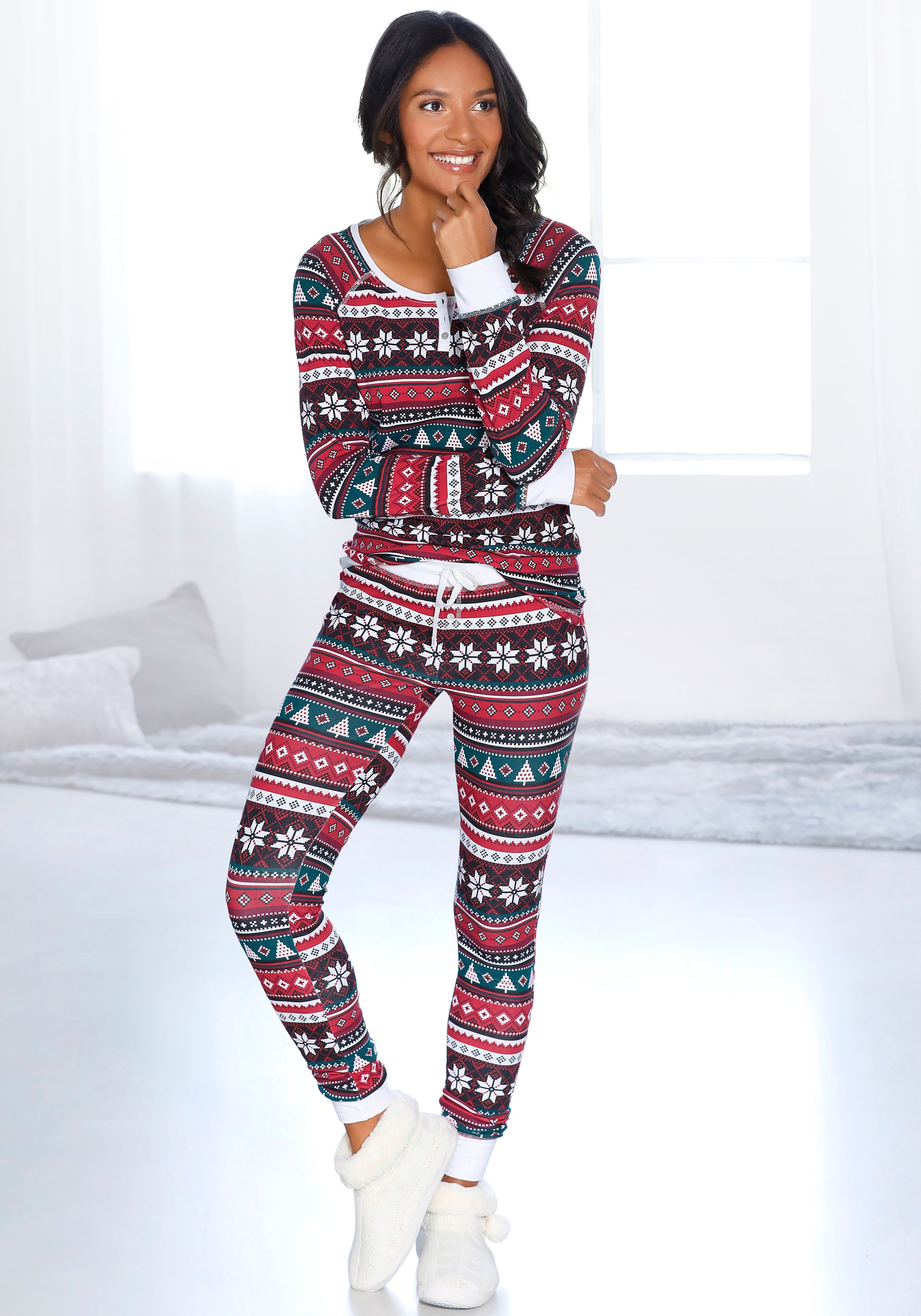 Weihnacht und günstig Kaufen-LASCANA Pyjama, (2 tlg.), mit weihnachtlichem Muster. LASCANA Pyjama, (2 tlg.), mit weihnachtlichem Muster <![CDATA[Allover gemustert. Langarmshirt mit Knopfleiste mit Muschelknöpfen (enthält nicht textile Bestandteile tierischen Ursprungs) und Tunnelzu