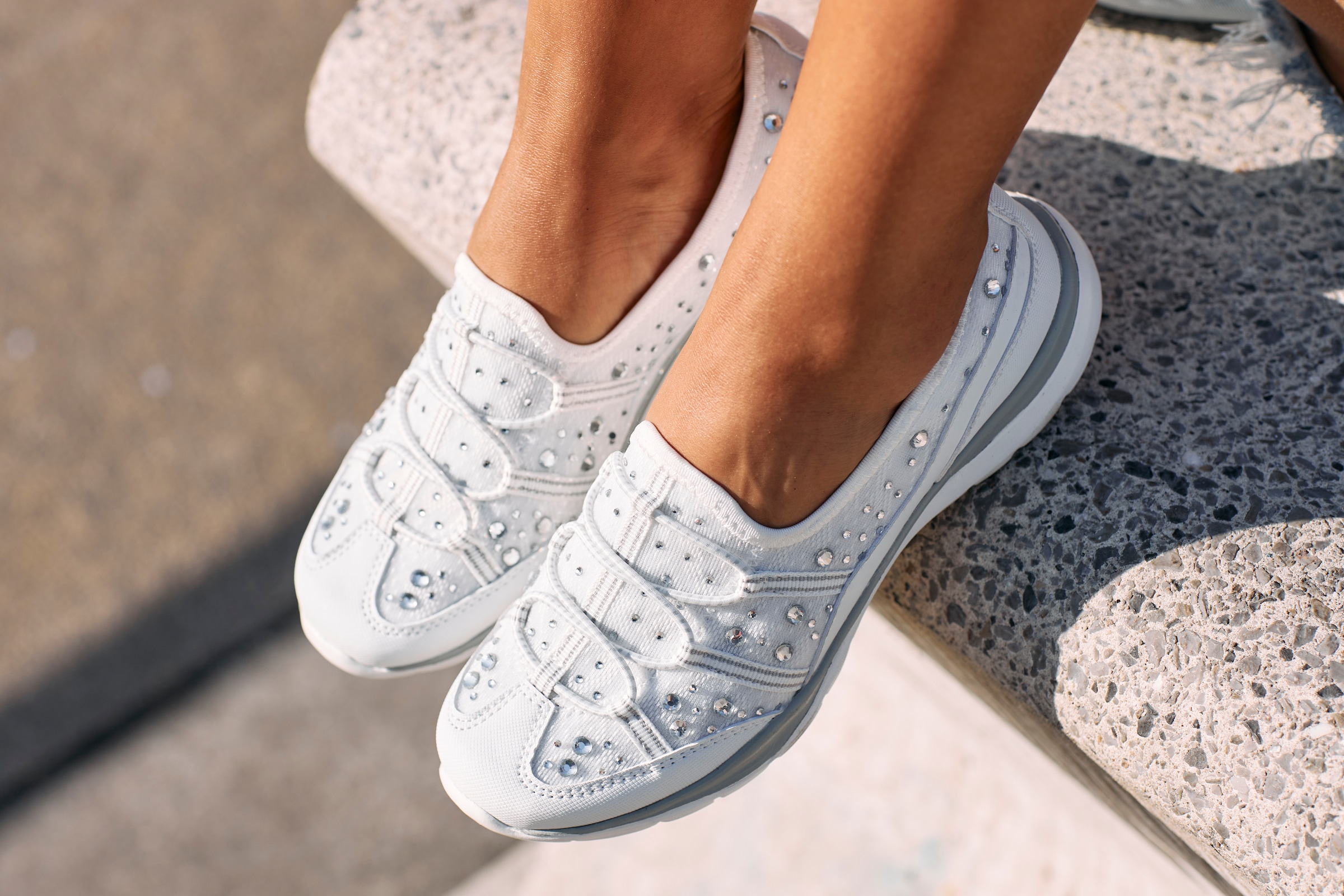 LASCANA Sneaker, Freizeitschuh, Halbschuh, Slip-In-Sneaker mit Glitzersteinchen VEGAN