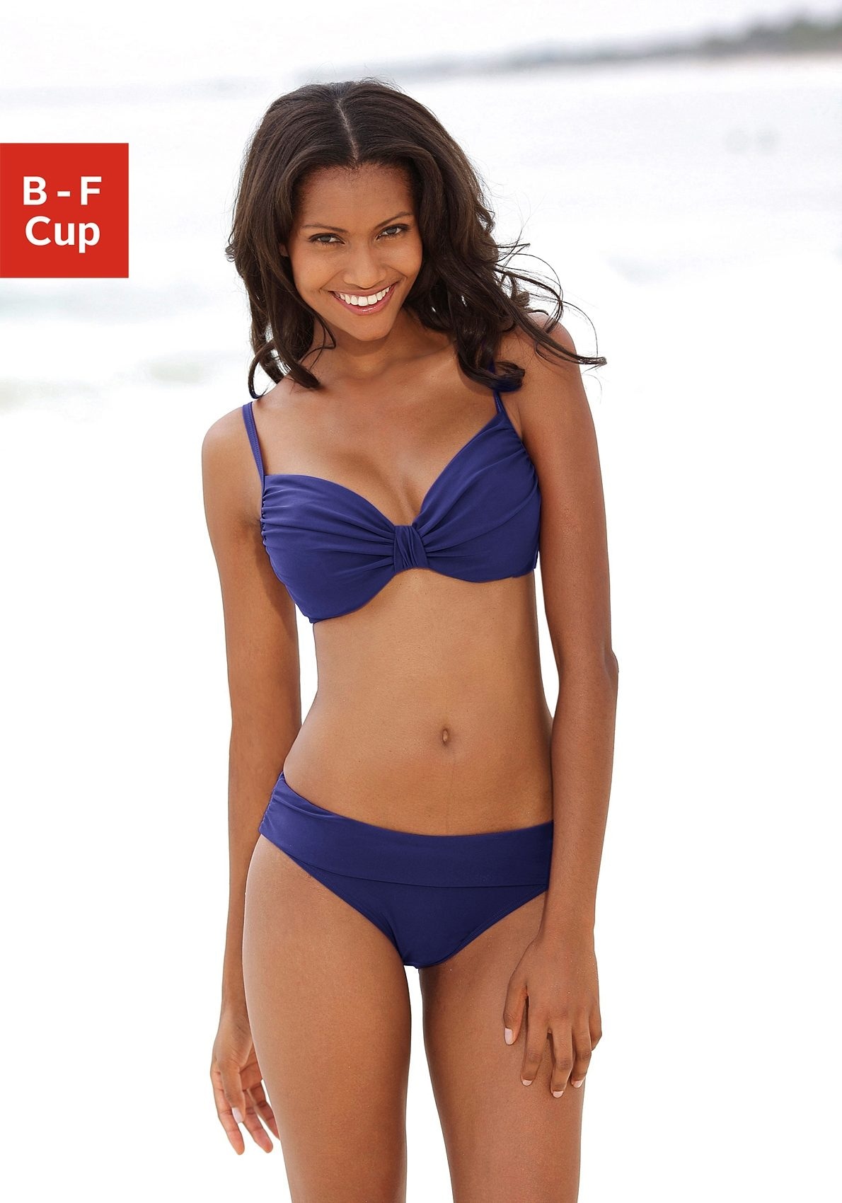 We Are günstig Kaufen-LASCANA Bügel-Bikini, mit Raffungen am Cup. LASCANA Bügel-Bikini, mit Raffungen am Cup <![CDATA[Bügel-Bikini von LASCANA. Bademoden in modisch-eleganter Form mit aufwendigen Raffungen. Jeweils in 3 aktuellen Farben. Mit verstellbaren Trägern. 