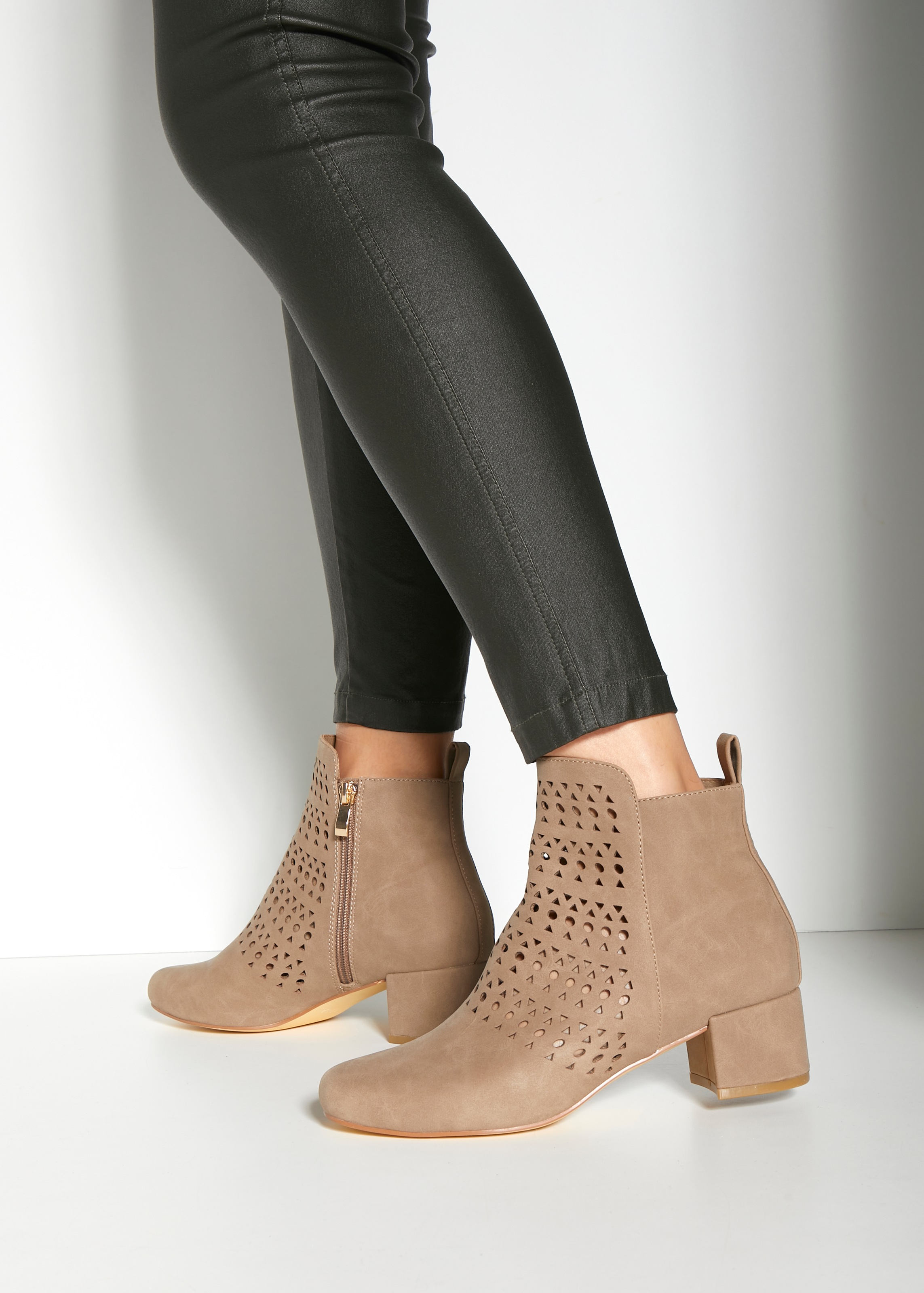 LASCANA Stiefelette, Stiefel, Boots mit kleinen Cut-Outs VEGAN