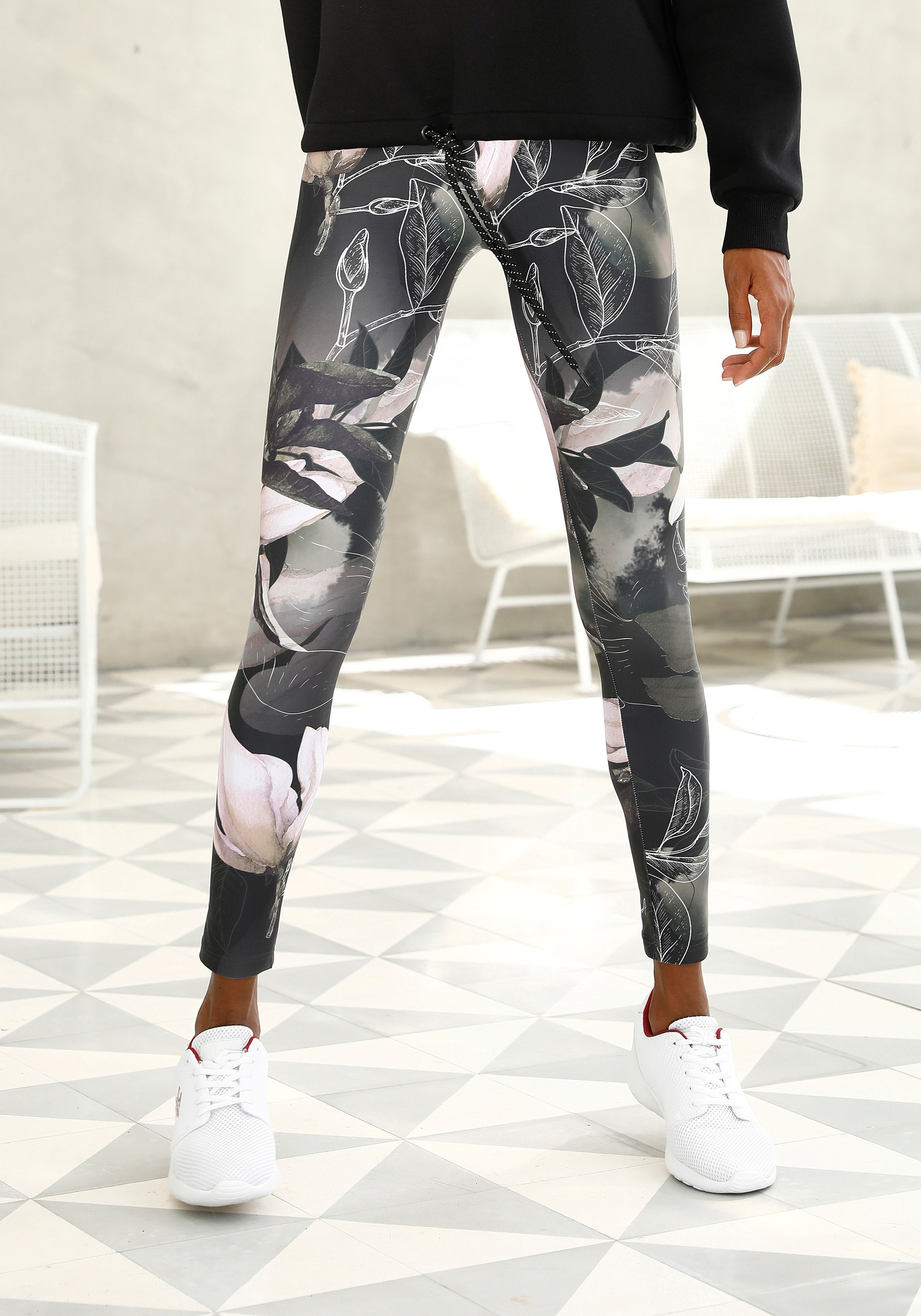 in Tropical günstig Kaufen-LASCANA ACTIVE Leggings »Tropical«, mit abstraktem Blumenprint, Loungewear. LASCANA ACTIVE Leggings »Tropical«, mit abstraktem Blumenprint, Loungewear <![CDATA[Leggings von Lascana Active. Allover Druck mit elastischen breitem Bündche