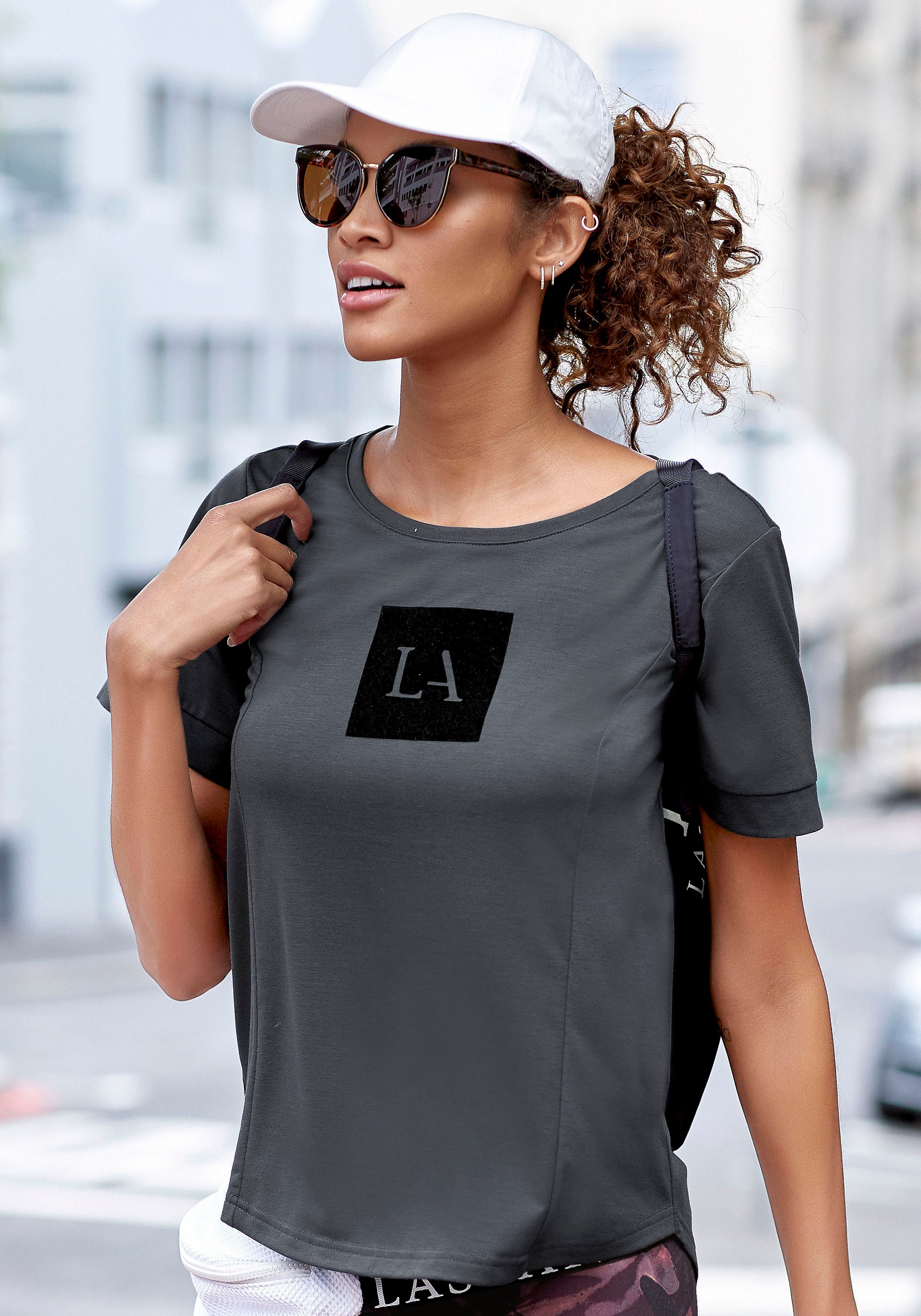 Image of LASCANA ACTIVE T-Shirt, mit Teilungsnähten und Logodruck