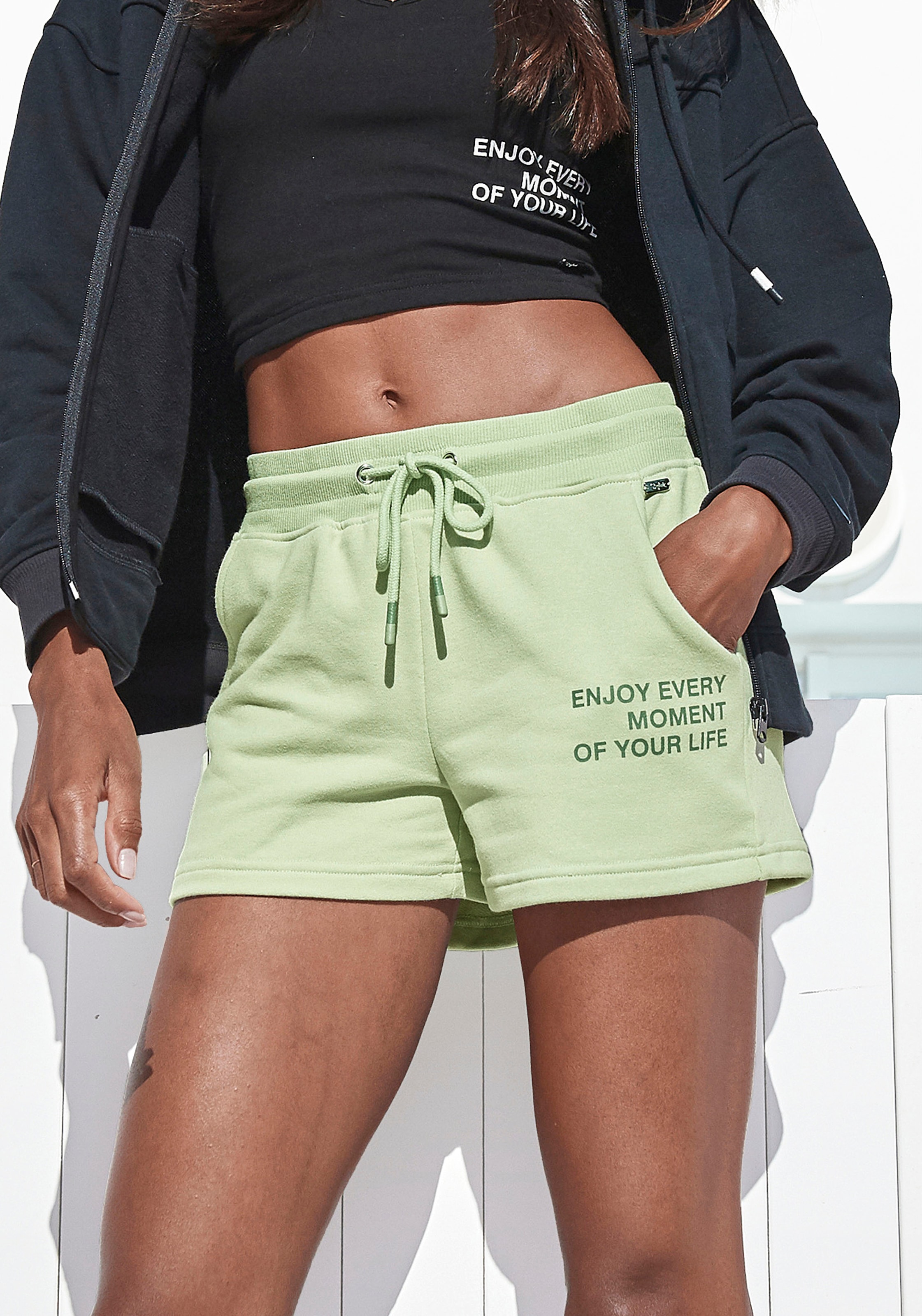 Buffalo Sweatshorts »-kurze Hose«, mit Statement Druck, Loungewear