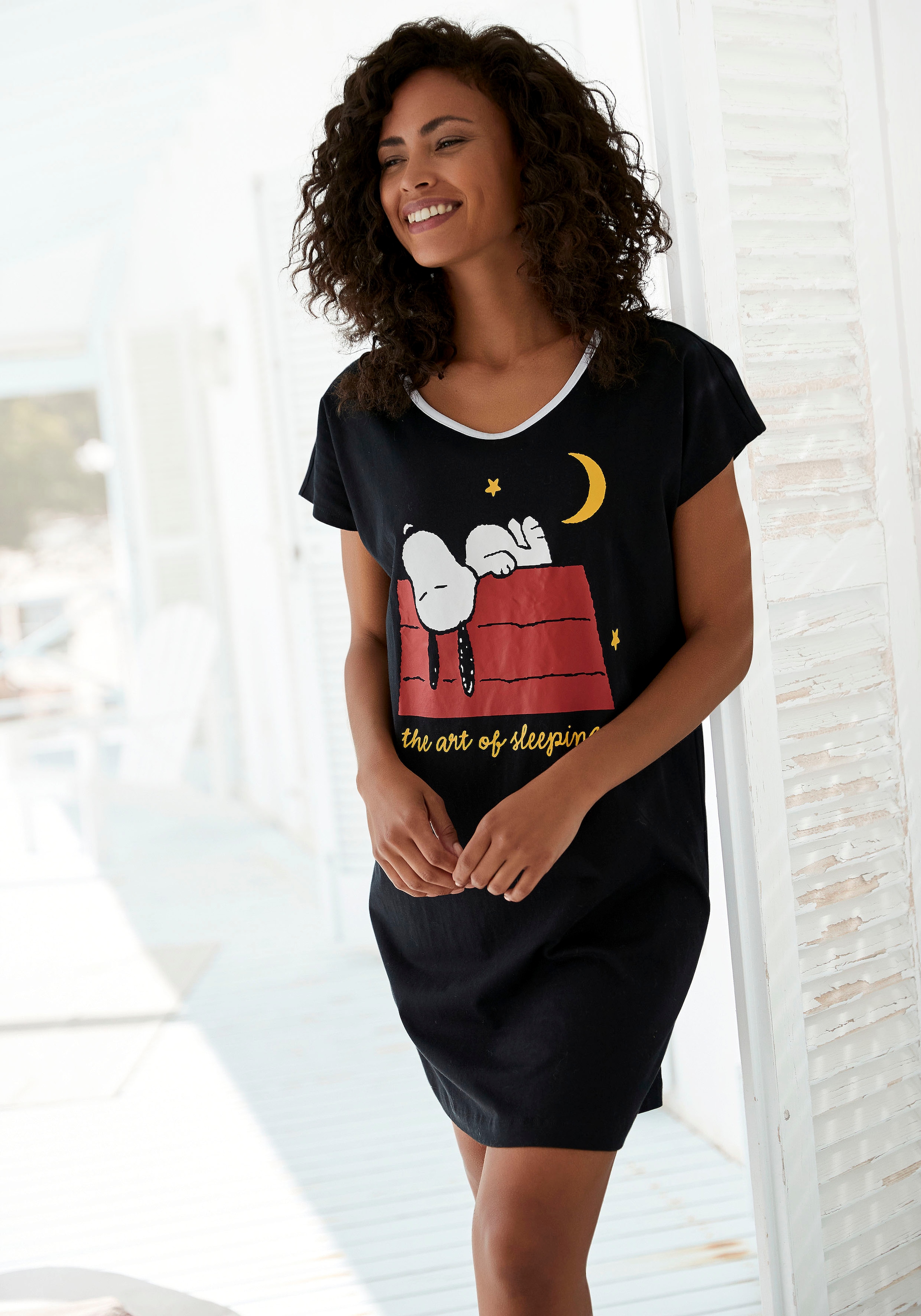 10 in  günstig Kaufen-Peanuts Nachthemd, mit Snoopy Druckmotiv. Peanuts Nachthemd, mit Snoopy Druckmotiv <![CDATA[Schlafshirt von Peanuts. Mit grossem Motivdruck vorn. Kontrastfarben eingefasster Rundhalsausschnitt. Kurze Ärmel. Trageangenehme Qualität aus 100% Baumwolle.]]>