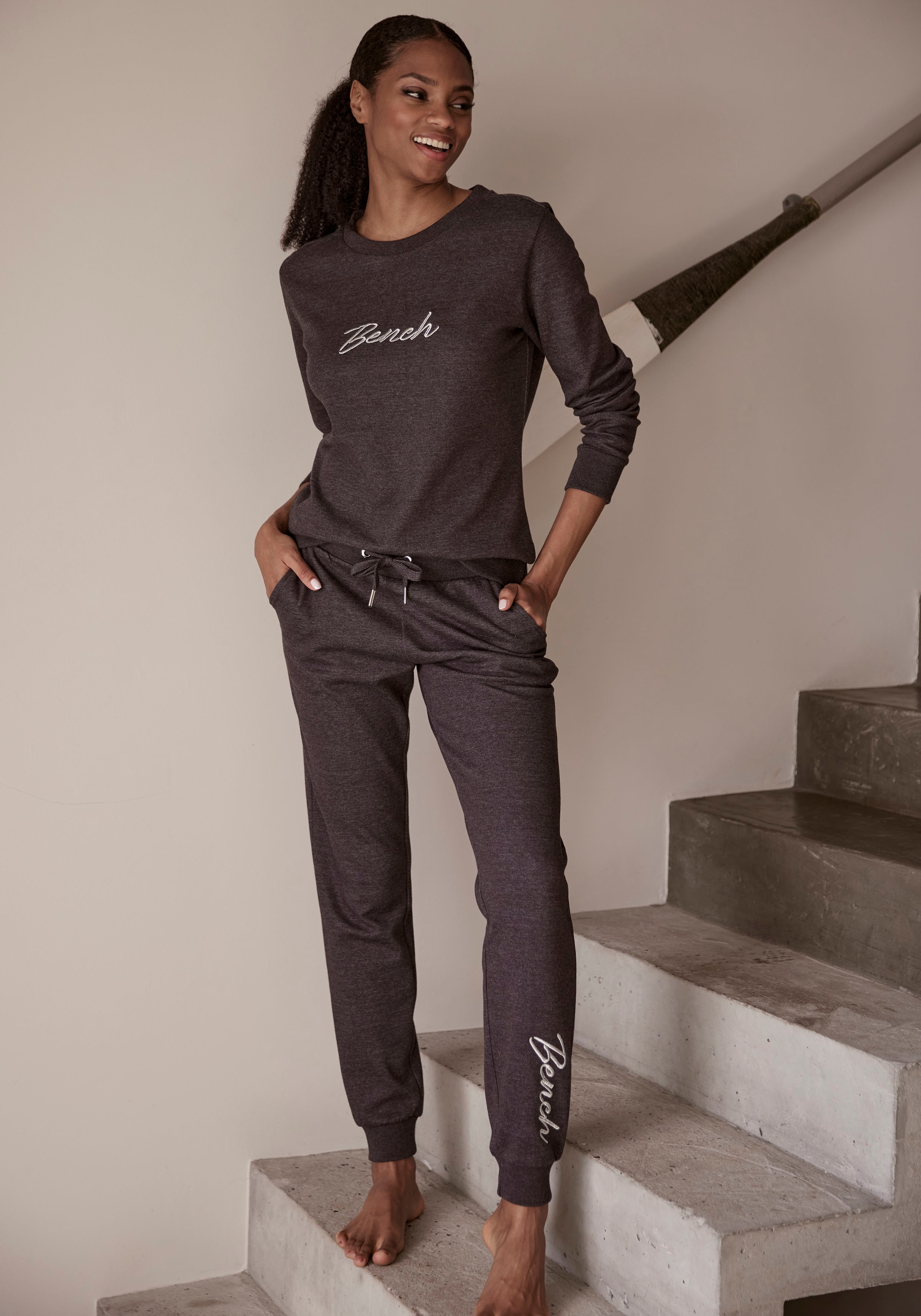 Bench. Loungewear Sweatshirt »-Loungeshirt«, mit kaufen | Loungewear, & Unterwäsche » Bademode, Lingerie Loungeanzug online LASCANA Logostickerei, glänzender